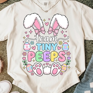 Wielkanocny Zajączek z Team Tiny Peeps w formacie PNG SVG | Uroczy wzór uszu wielkanocnego zajączka | Projekt wielkanocnej koszulki dla dzieci | Sublimacja wiosennego zajączka w wersji cyfrowej do pobrania