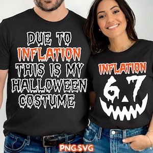 Peut inclure: T-shirts noirs avec du texte sur le thème d'Halloween. L'un des t-shirts indique "DUE TO INFLATION THIS IS MY HALLOWEEN COSTUME" en blanc et orange. L'autre t-shirt dit "INFLATION 6.7" avec un visage de citrouille.