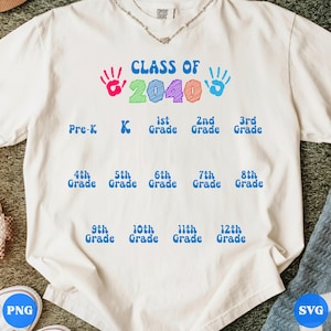 Könnte beinhalten: Ein weißes T-Shirt mit dem Schriftzug "CLASS OF 2040" in bunten, gemusterten Buchstaben, flankiert von zwei Handabdruck-Grafiken. Darunter sind die Schuljahre von "Pre-K" bis "12th Grade" in einer blauen, wellenförmigen Retro-Schrift aufgelistet.
