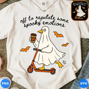 Peut inclure: Un t-shirt blanc cassé avec un motif représentant un canard déguisé en fantôme, sur une trottinette orange, tenant un café avec une citrouille. Le texte indique, off to regulate some spooky emotions, accompagné de chauves-souris orange.