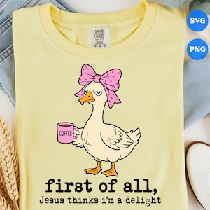 Peut inclure: T-shirt jaune clair avec un dessin d'oie portant un nœud rose et tenant une tasse à café rose. Le texte "first of all, Jesus thinks I'm a delight" est imprimé en dessous.