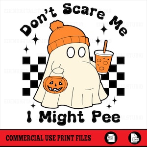 Può includere: Grafica a tema Halloween con un fantasma dei cartoni animati con un berretto arancione, che tiene in mano una zucca e una bevanda. Il testo recita "Don't Scare Me, I Might Pee". Motivo a scacchiera in bianco e nero e stelle.