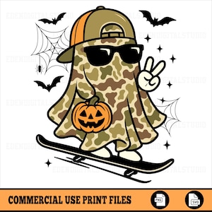 Peut inclure: Un fantôme de dessin animé portant des lunettes de soleil, une tenue de camouflage et une casquette de baseball, tenant une citrouille d'Halloween et faisant le signe de la paix. Le fantôme fait du skateboard avec des chauves-souris, une toile d'araignée et des étoiles. Le texte "COMMERCIAL USE PRINT FILES".