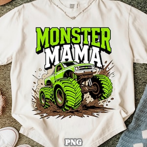 Puede incluir: Camiseta blanca con un gráfico verde y blanco que dice "MONSTER MAMA". El gráfico presenta un camión monstruo verde levantando tierra. La camiseta está hecha de un material suave y cómodo.