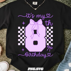 Könnte beinhalten: Schwarzes Sweatshirt mit einer großen, lavendelfarbenen Zahl 8, einer Schleife und dem Text "it's my th Birthday" in Schreibschrift. Die Zahl 8 hat auf jeder Seite ein Schachbrettmuster. Ein Geburtstags-Shirt.