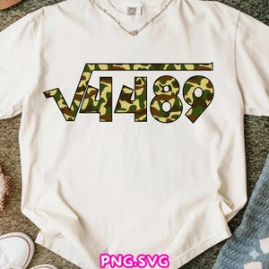 Peut inclure: T-shirt crème avec un symbole de racine carrée à motif camouflage et les chiffres 4489 à l'intérieur. Le texte "PNG.SVG" est en bas en rose. Le t-shirt est fait d'une matière douce.
