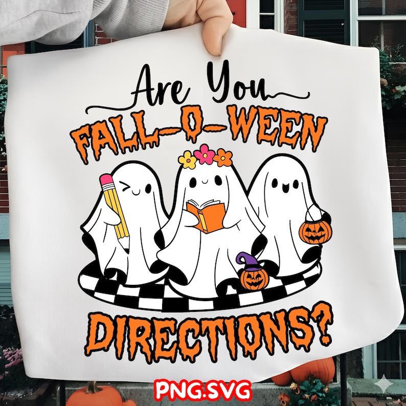 K&ouml;nnte beinhalten: Wei&szlig;es Halloween-Motiv mit dem Text "Are You FALL-O-WEEN DIRECTIONS?". Es zeigt drei Cartoon-Geister, einer mit einem Bleistift, einer liest ein Buch und einer h&auml;lt einen K&uuml;rbis.