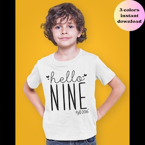 Peut inclure: Un t-shirt blanc avec les mots "hello NINE est.2016" en noir. Le t-shirt est porté par un enfant aux cheveux bruns, sur un fond jaune. Un cercle rose et blanc dans le coin supérieur droit indique "3 couleurs téléchargement instantané".