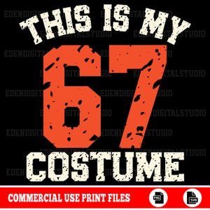 Peut inclure: Graphique noir avec le texte "THIS IS MY 67 COSTUME" en blanc et orange. L'expression "COMMERCIAL USE PRINT FILES" est en bas en blanc sur fond rouge. Comprend des icônes de fichiers PNG et SVG.