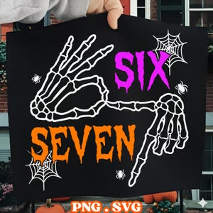 Peut inclure: Panneau noir d'Halloween avec des mains de squelette blanches formant les chiffres six et sept. Le mot "SIX" est en rose vif et "SEVEN" est en orange. Des toiles d'araignées et des araignées sont également représentées.
