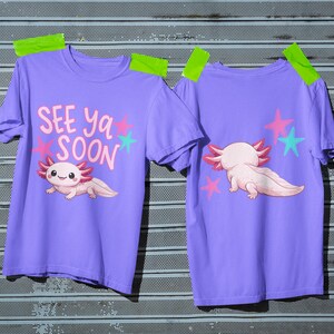 Pu&ograve; includere: Due magliette lavanda con un design di axolotl dei cartoni animati. La parte anteriore della maglietta dice "SEE ya SOON" con stelle rosa e una stella turchese. La parte posteriore della maglietta presenta l'axolotl e le stelle.