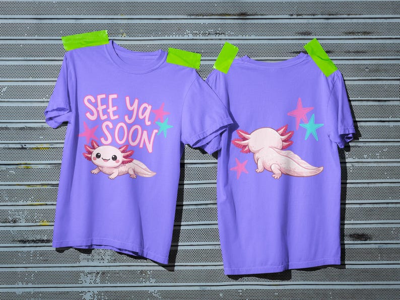 Pu&ograve; includere: Due magliette lavanda con un design di axolotl dei cartoni animati. La parte anteriore della maglietta dice "SEE ya SOON" con stelle rosa e una stella turchese. La parte posteriore della maglietta presenta l'axolotl e le stelle.