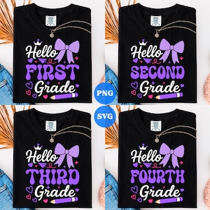 Peut inclure: Quatre t-shirts noirs avec des motifs graphiques portant les inscriptions Hello First Grade, Hello Second Grade, Hello Third Grade et Hello Fourth Grade. Chaque motif inclut un nœud violet, une couronne, un crayon et des petits cœurs roses et violets.