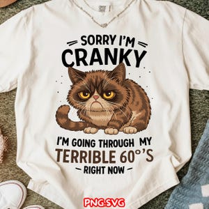 Divertido diseño retro de gato gruñón SVG PNG, lo siento, estoy de mal humor, estoy pasando por mis terribles años 60, clipart para impresión de camisetas por sublimación