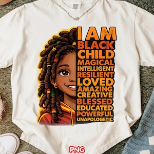 Peut inclure: T-shirt blanc avec un graphisme d'un enfant noir souriant avec des dreadlocks. Le texte à droite dit "I AM BLACK CHILD" suivi d'affirmations positives comme "MAGICAL" et "AIMÉ".