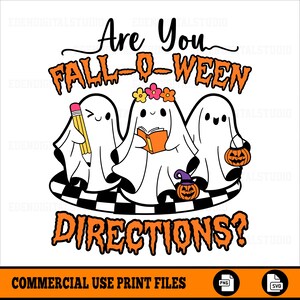 K&ouml;nnte beinhalten: Ein Halloween-Grafik mit drei Cartoon-Geistern. Einer h&auml;lt einen Bleistift, ein anderer liest ein Buch und der dritte tr&auml;gt einen K&uuml;rbis. Der Text lautet "Are You Fall-O-Ween Directions?" in Orange. Das Bild befindet sich auf wei&szlig;em Hintergrund.
