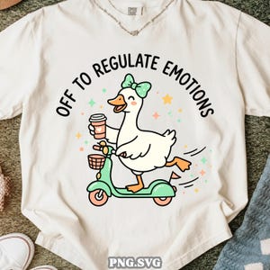 Puede incluir: Camiseta blanca con un dibujo de un ganso en un scooter verde menta, sosteniendo una taza de café y con un lazo. El texto "OFF TO REGULATE EMOTIONS" rodea al ganso. El diseño incluye estrellas y acentos coloridos.