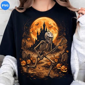 Peut inclure: Un t-shirt noir avec une impression graphique représentant un squelette portant un casque de crosse et tenant une crosse. La scène comprend une grande pleine lune orange, la silhouette d'un château sombre, des arbres nus, des tombes et des citrouilles.