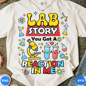 Peut inclure: T-shirt crème avec un motif sur le thème de la science. Le design comprend les mots "LAB STORY" et "You Got A REACTION IN ME" avec des illustrations de microscope, de béchers et d'atomes.