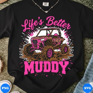 Peut inclure: Sweat-shirt noir avec un graphique d'un véhicule tout-terrain rose traversant la boue. Le texte "Life's Better Muddy" est en rose en écriture et en lettres majuscules. Le véhicule a un motif léopard.