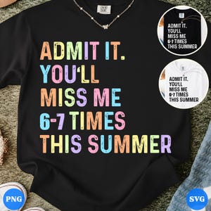 Peut inclure: Sweat-shirt noir avec l'inscription "ADMIT IT. YOU'LL MISS ME 6-7 TIMES THIS SUMMER" en lettres colorées. Le haut a un col rond et des manches longues. Une petite étiquette est visible près de l'encolure.