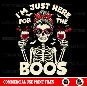 Könnte beinhalten: Digitalgrafik eines Skeletts mit rotem Polka-Dot-Haarband und Sonnenbrille, das zwei Gläser Rotwein hält. Der Text lautet "I'm just here for the boos." Fledermäuse und Kirschen sind ebenfalls im Design enthalten.