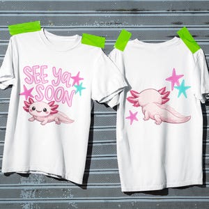 Pu&ograve; includere: T-shirt bianche con grafica di axolotl rosa e la scritta "SEE YA SOON". La parte anteriore della maglietta presenta l'axolotl con stelle rosa e stelle turchesi. Il retro della maglietta presenta l'axolotl con stelle rosa e turchesi.