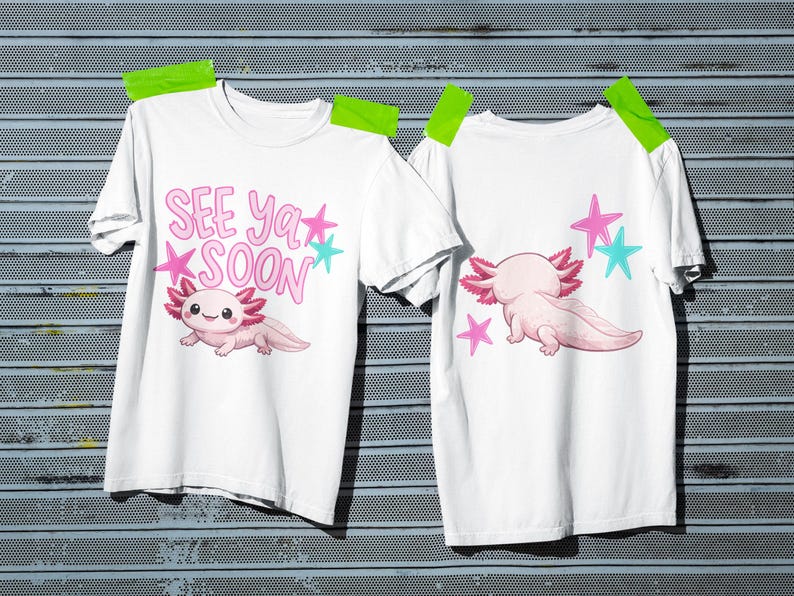 Pu&ograve; includere: T-shirt bianche con grafica di axolotl rosa e la scritta "SEE YA SOON". La parte anteriore della maglietta presenta l'axolotl con stelle rosa e stelle turchesi. Il retro della maglietta presenta l'axolotl con stelle rosa e turchesi.