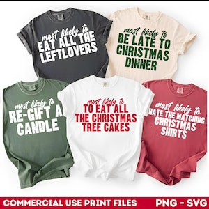 Puede incluir: Una colección de cinco camisetas con frases humorísticas con temática navideña impresas en ellas. Las camisetas son de varios colores, incluyendo gris, crema, verde, blanco y rojo. El texto en las camisetas incluye frases como "Eat All The Leftovers" y "Hate The Matching Christmas Shirts."