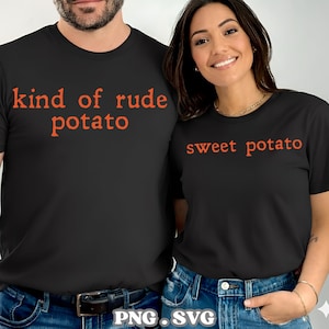 Może przedstawiać: Dwie czarne koszulki z pomarańczowym tekstem. Jedna koszulka głosi "kind of rude potato", druga "sweet potato". Obraz przedstawia dwie osoby w koszulkach. Zabawny pomysł na dopasowany strój.