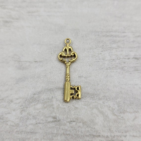 Vintage Key Charm 18k Yellow Gold