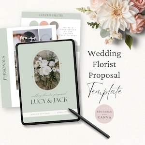 Può includere: Un modello digitale di proposta per fiorista di matrimoni visualizzato su uno schermo di tablet con uno stilo nero. Il design presenta una combinazione di colori verde salvia, una cornice ovale con fiori bianchi e il testo Wedding Florist Proposal.
