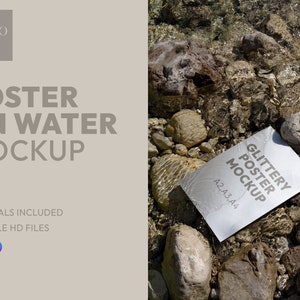 Puede incluir: Una maqueta de póster plateada con el texto "Glittery Poster Mockup" y "A2, A3, A4" sobre un lecho de rocas y agua.