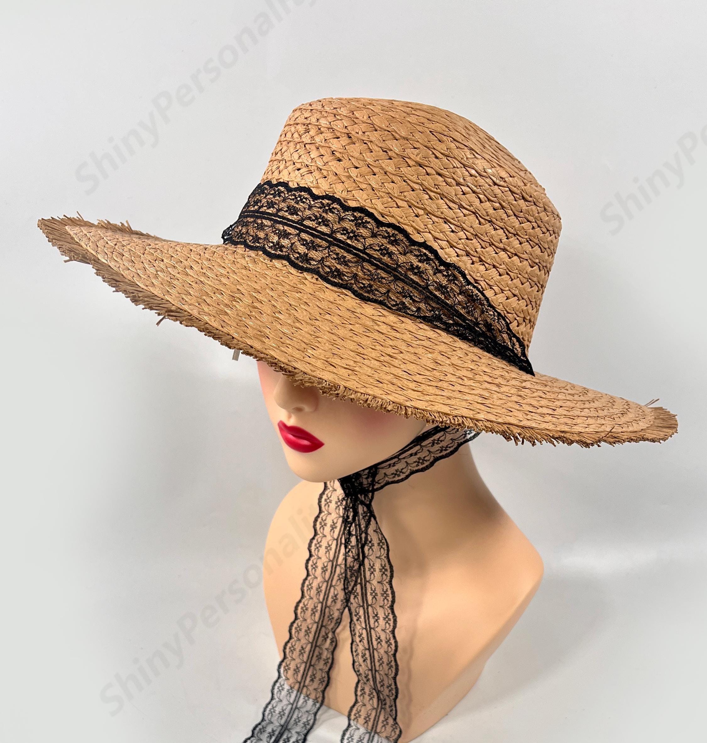 Cappello estivo elegante in paglia naturale con laccio in pizzo