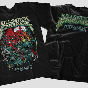 Op de afbeelding: Zwart T-shirt met een groene, rode en gele afbeelding van een draak met de tekst "Killswitch Engage" en "Atonement". De achterkant van het shirt heeft de tekst "Killswitch Engage Atonement" in groen en geel.