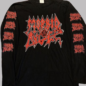 Op de afbeelding: Zwart longsleeve shirt met een rood "Morbid Angel" logo op de voorkant en een herhaald logo op de mouwen.