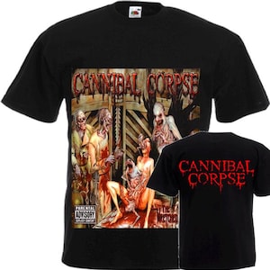Puede incluir: Camiseta negra con el nombre de la banda "Cannibal Corpse" en rojo, y un gráfico de figuras grotescas. La parte trasera de la camiseta también muestra el nombre de la banda en rojo. El gráfico frontal incluye una etiqueta "Parental Advisory".