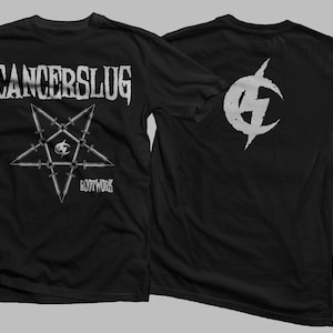 Könnte beinhalten: Schwarzes T-Shirt mit dem Bandnamen "CANCERSLUG" in verblichenen weißen Buchstaben über einem Pentagramm-Design mit Schwertern. Das Wort "ROOTWORK" steht darunter. Auf der Rückseite des Shirts befindet sich ein weißes Blitzdesign.