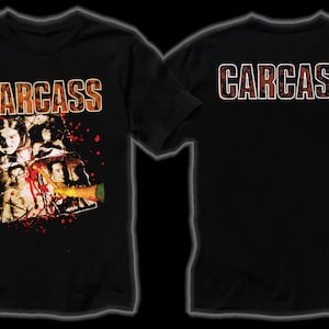 Może przedstawiać: Czarny T-shirt z nadrukiem graficznym zespołu Carcas. Grafika przedstawia kolaż obraz&oacute;w z rozbryzgami krwi. Na plecach koszulki znajduje się nazwa zespołu Carcas nadrukowana na biało.