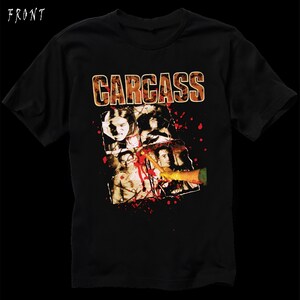 Może przedstawiać: Czarny T-shirt z grafiką zespołu Carcas. Grafika przedstawia kolaż obraz&oacute;w z rozpryskami krwi i młotem.