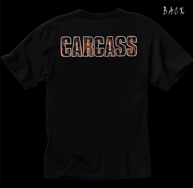 Może przedstawiać: Czarny T-shirt z nadrukiem słowa "CARCASS" białymi literami na plecach. Litery są obwiedzione brązowym kolorem.