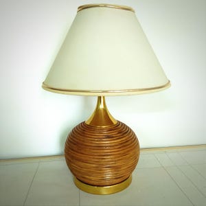 Lampa stołowa z bambusa, wykonana w stylu lat 70-tych XX wieku.