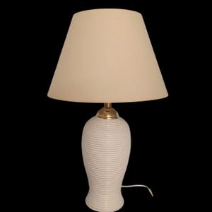 Duża, biała, lakierowana lampa stołowa z trzonkiem ołówkowym z lat 70-tych.
