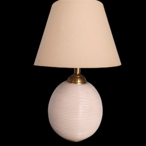 Biała, lakierowana lampa stołowa z bambusa z lat 70-tych.