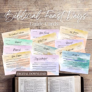 Puede incluir: Una colección de coloridas tarjetas guía tituladas "Biblical Feast Days" con fondos de acuarela. Las tarjetas están dispuestas sobre una superficie de madera, con un libro abierto en la parte inferior. Las tarjetas incluyen texto como "The Biblical Calendar" y "Digital Download."
