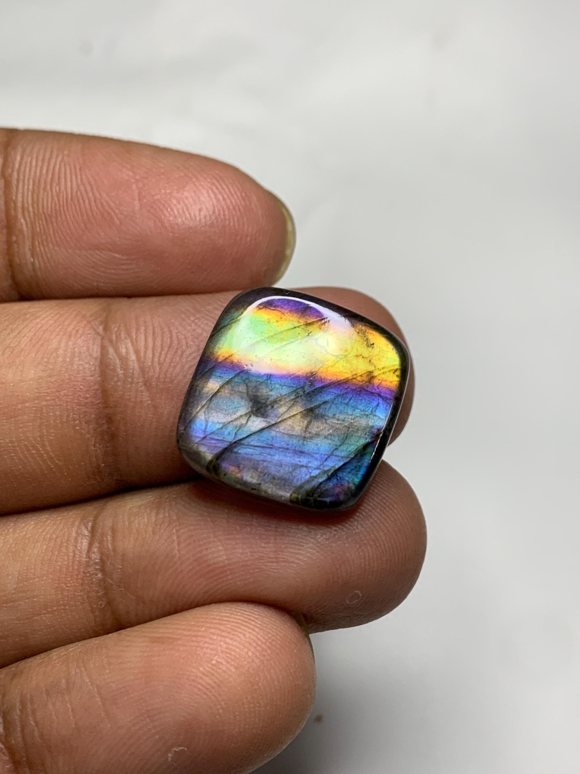 虹色に輝くラブラドライト宝石：マルチカラールースストーン（18 x 5