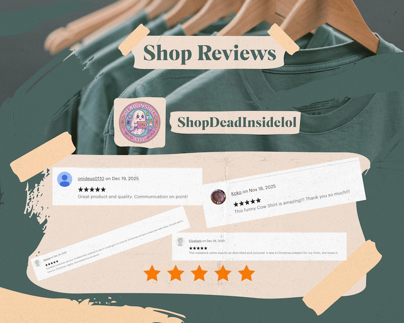 K&ouml;nnte beinhalten: Eine Sammlung von Kundenbewertungen, die &uuml;ber einem dunkelgr&uuml;nen T-Shirt auf einem Holzkleiderb&uuml;gel angezeigt werden. Die Grafik enth&auml;lt den Text Shop Reviews, ShopDeadInsidelol, ein kreisf&ouml;rmiges Logo mit einem Geist und f&uuml;nf orangefarbene Sterne.