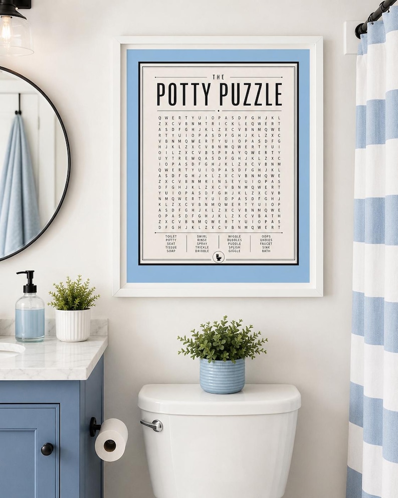 K&ouml;nnte beinhalten: Ein gerahmter Wandkunstdruck mit dem Titel The Potty Puzzle, der ein Wortsuchr&auml;tsel mit schwarzem Text auf cremefarbenem Hintergrund zeigt, umrandet von einem hellblauen Rahmen. Der Druck enth&auml;lt eine Wortliste unten und ein kleines schwarzes WC-Symbol.