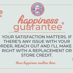 K&ouml;nnte beinhalten: Eine hellblaue rechteckige Grafik mit einem kreisf&ouml;rmigen Logo, das ein Geisterbild und den Text DEAD INSIDE LOL 2023 zeigt. Der Text lautet happiness guarantee, YOUR SATISFACTION MATTERS. IF THERE&rsquo;S ANY ISSUE WITH YOUR ORDER, REACH OUT AND I&rsquo;LL MAKE IT RIGHT WITH A REPLACEMENT OR STORE CREDIT. Your happiness matters here. Vier kleine orangefarbene Blumen befinden sich in den Ecken.