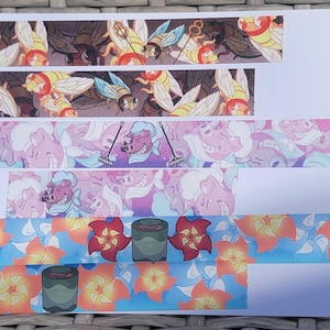 Könnte beinhalten: Fünf verschiedene Washi-Tape-Designs mit bunten Mustern. Die Designs beinhalten Bienen, Blumen und Comic-Schweine.
